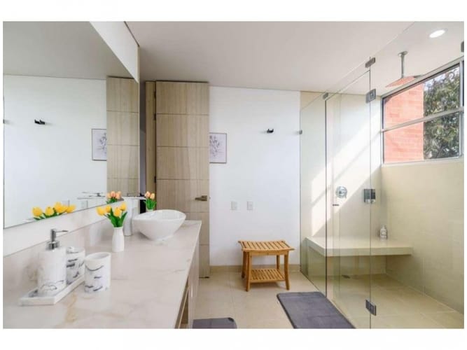 Apartamento de 3 alcobas en venta en Los Naranjos, Medellín, 222 m² · foto 12 de 19