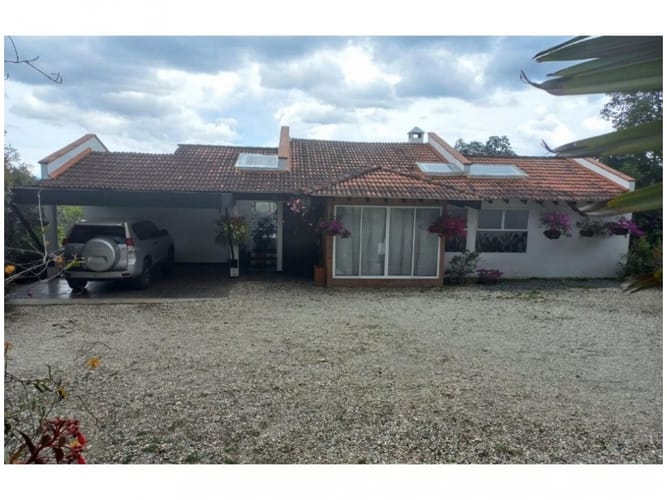 Casa de 3 alcobas en venta en Guarne, 285 m² · foto 2 de 24