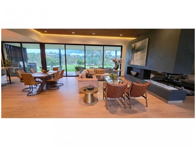 Casa de 4 alcobas en venta en Medellín, 385 m² · foto 2 de 24