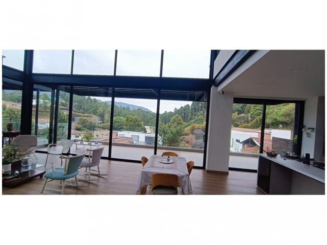 Casa de 3 alcobas en venta en Altos Del Escobero, Medellín, 211 m² · foto 2 de 9