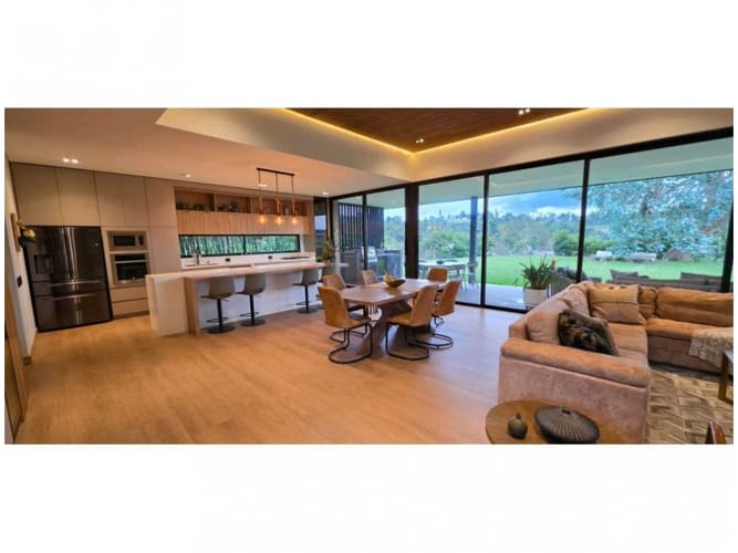 Casa de 4 alcobas en venta en Medellín, 385 m² · foto 3 de 24