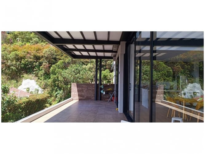Casa de 3 alcobas en venta en Altos Del Escobero, Medellín, 211 m² · foto 3 de 9