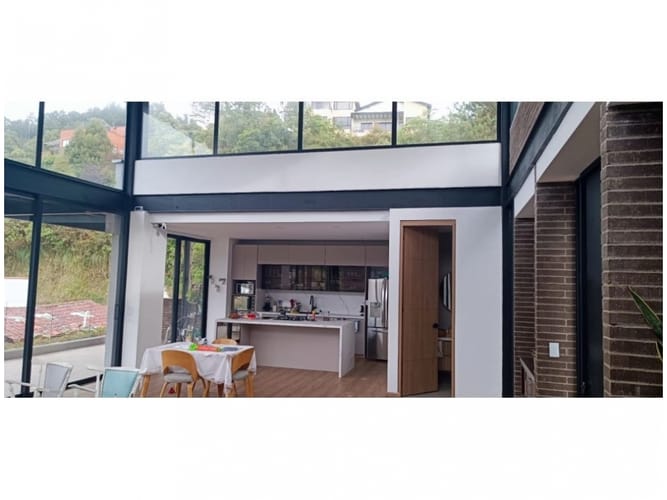 Casa de 3 alcobas en venta en Altos Del Escobero, Medellín, 211 m² · foto 4 de 9
