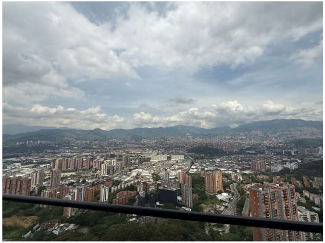 Apartamento de 3 alcobas en venta en El Poblado, Medellín, 133 m² · foto 2 de 10