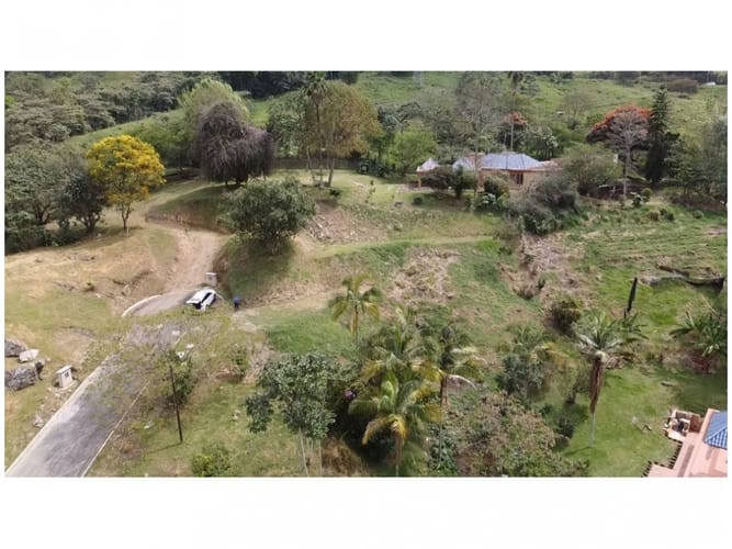 Lote en venta en Escobero, Envigado, 1305 m² · foto 2 de 2