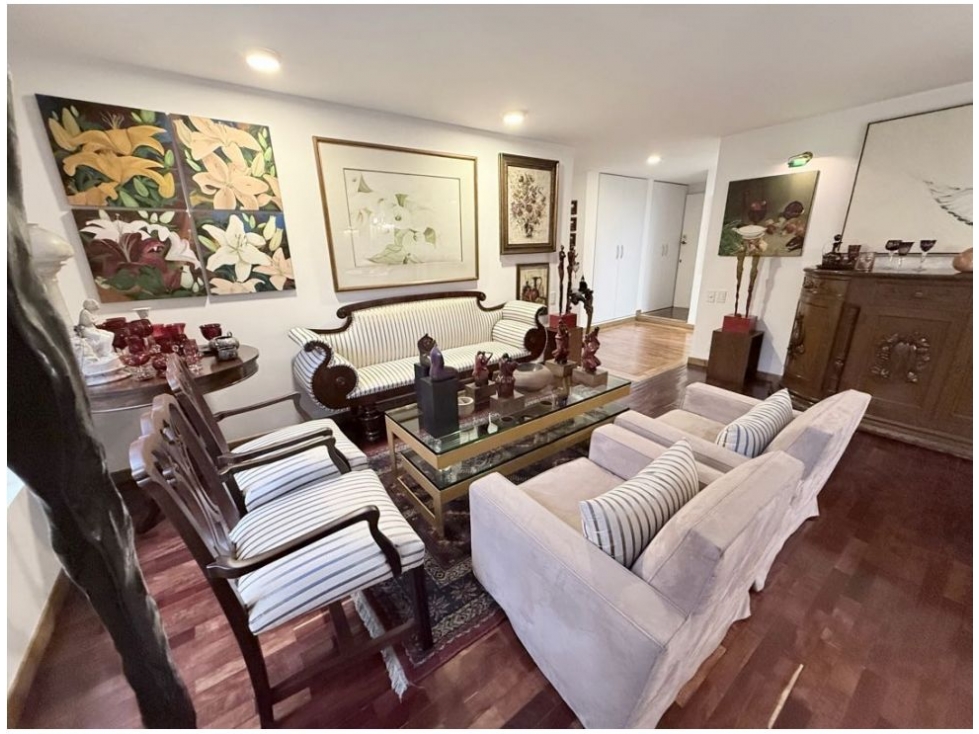 Apartamento en venta en El Poblado, Medellín · foto 2 de 13