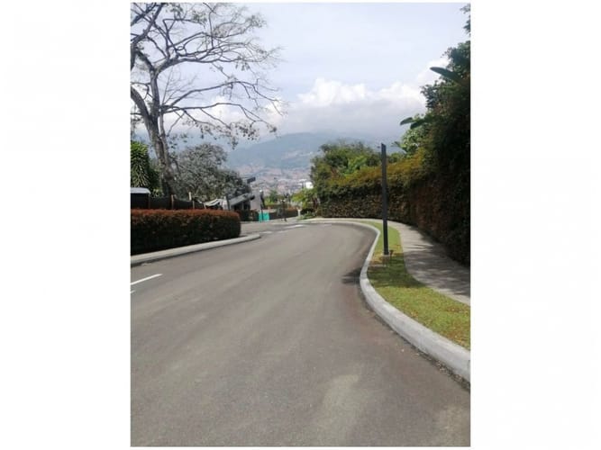Lote en venta en Loma Del Chocho, Envigado, 2582 m² · foto 2 de 2