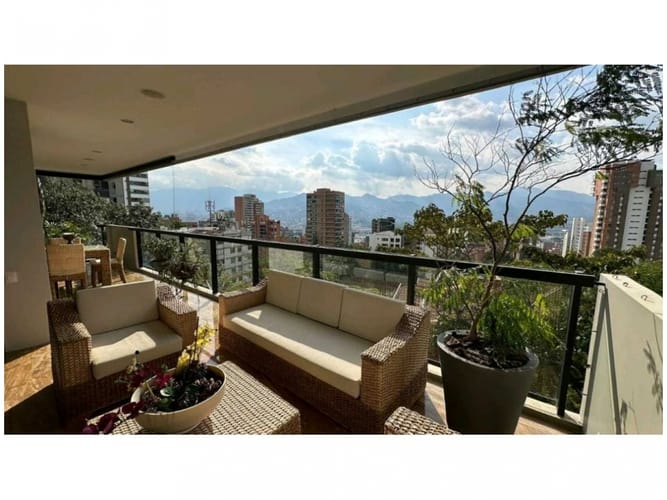 Apartamento en venta en El Poblado, Medellín · foto 2 de 14