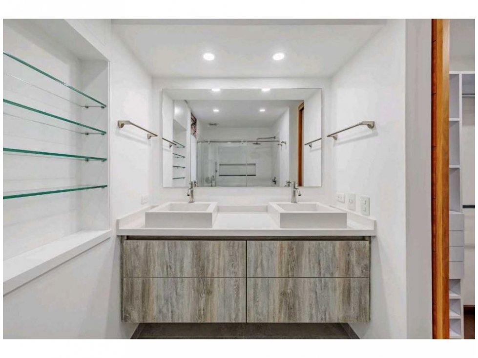 Apartamento en venta en El Poblado, Medellín · foto 10 de 13
