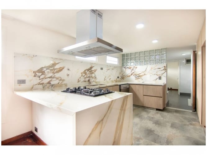 Casa de 4 alcobas en venta en El Poblado, Medellín, 345 m² · foto 8 de 24