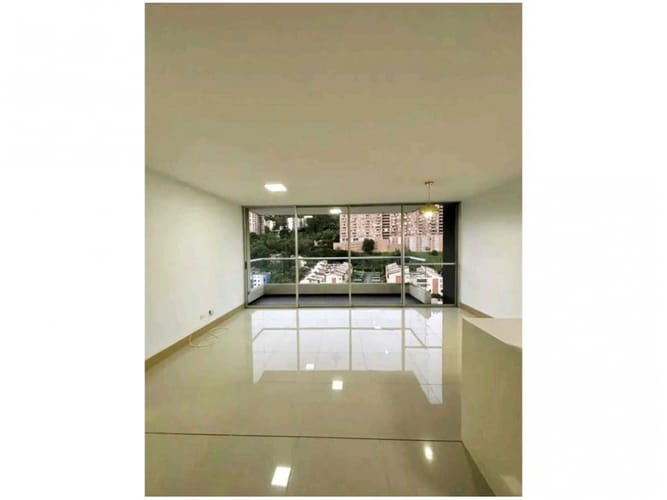 Apartamento de 3 alcobas en venta en El Poblado, Medellín, 68 m² · foto 2 de 13