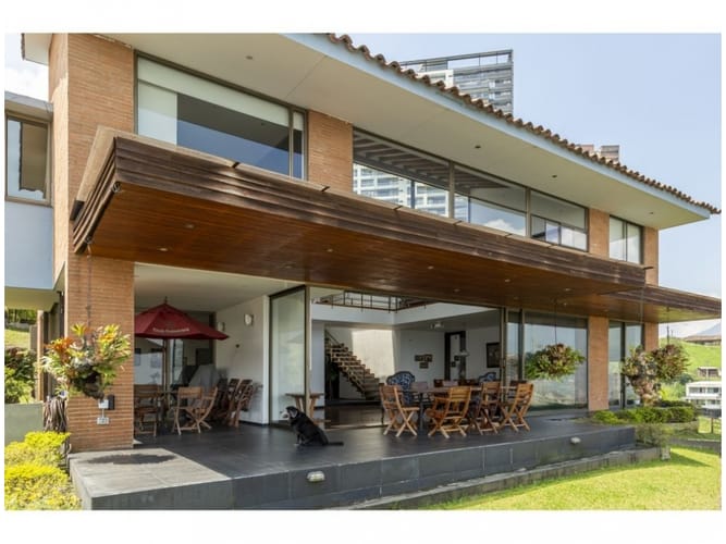 Casa de 4 alcobas en venta en Las Lomitas, Sabaneta, 1392 m² · foto 2 de 24