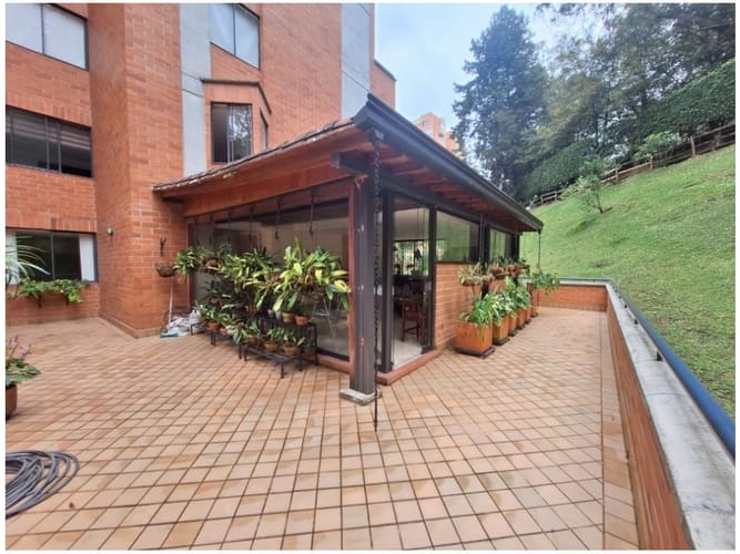 Apartamento de 3 alcobas en venta en Los Naranjos, Medellín, 174 m² · foto 2 de 24