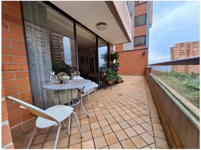 Apartamento de 3 alcobas en venta en Los Naranjos, Medellín, 174 m² · foto 4 de 24