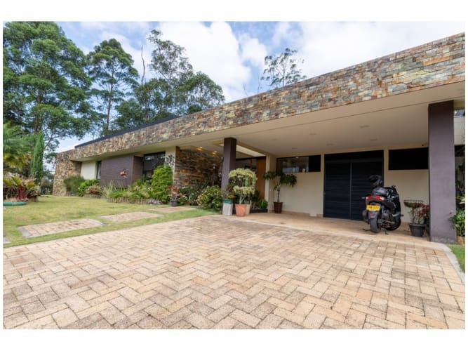 Casa de 3 alcobas en venta en Escobero, Envigado, 1707 m² · foto 2 de 19