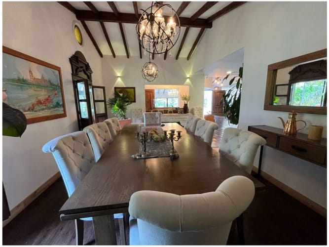 Casa de 6 alcobas en venta en Medellín · foto 11 de 12