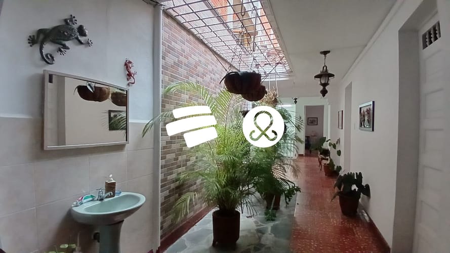 Casa de 8 alcobas en venta en Manrique Central, Medellín, 240 m² · foto 7 de 20