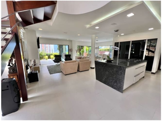 Casa de 3 alcobas en venta en El Carmelo Ii, Sabaneta, 350 m² · foto 2 de 22