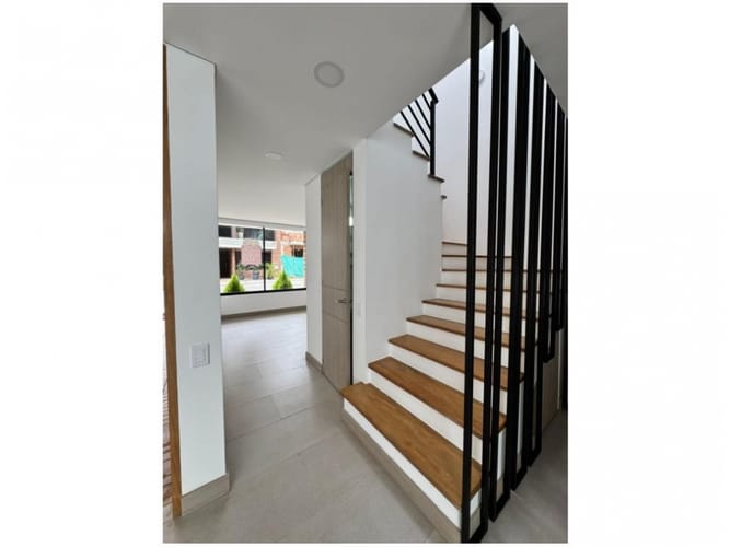 Casa de 3 alcobas en venta en Lomitas, Medellín, 140 m² · foto 2 de 24