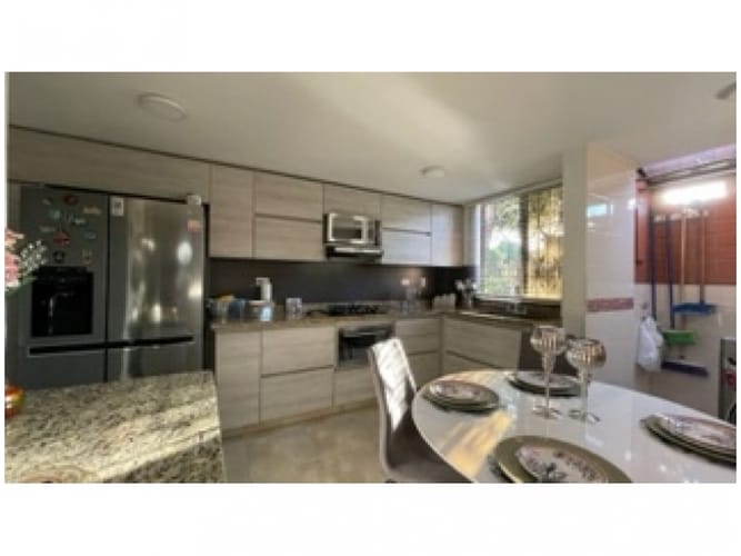 Casa de 3 alcobas en venta en Loma Del Escobero, Envigado, 180 m² · foto 2 de 24
