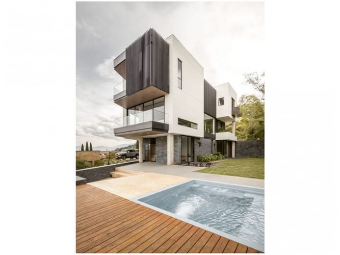 Casa de 4 alcobas en venta en El Poblado, Medellín, 752 m² · foto 11 de 24