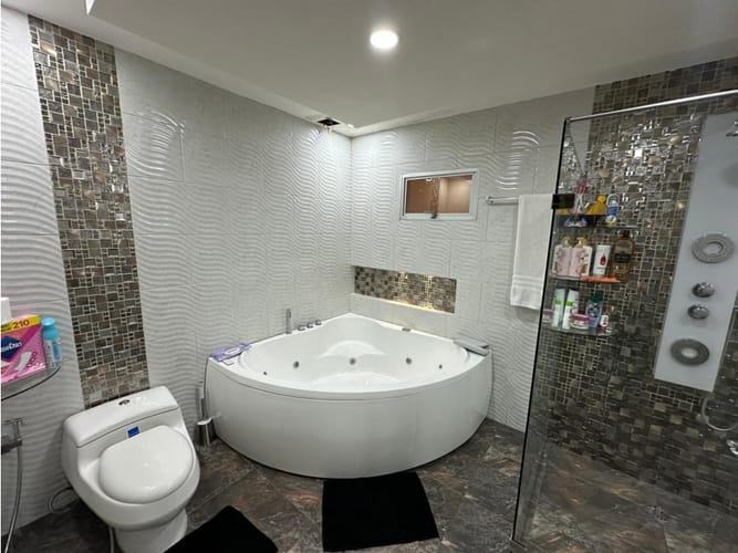 Casa de 7 alcobas en venta en Santa Mónica, Medellín, 362 m² · foto 11 de 24