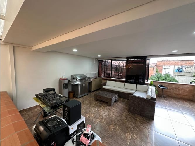 Casa de 7 alcobas en venta en Santa Mónica, Medellín, 362 m² · foto 17 de 24