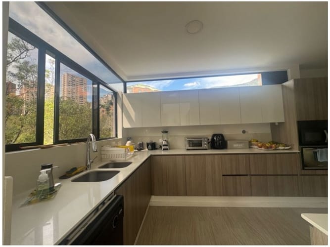 Apartamento de 3 alcobas en venta en El Poblado, Medellín, 163 m² · foto 2 de 13