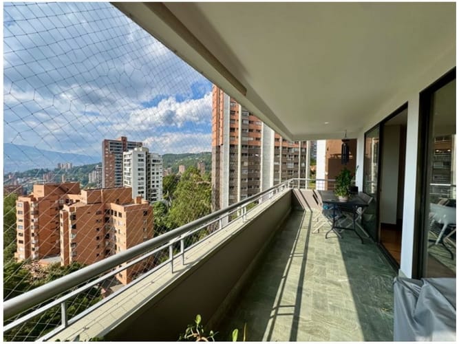 Apartamento en venta en El Poblado, Medellín · foto 2 de 24