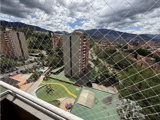 Apartamento de 3 alcobas en venta en Laureles, Medellín, 78 m² · foto 2 de 6