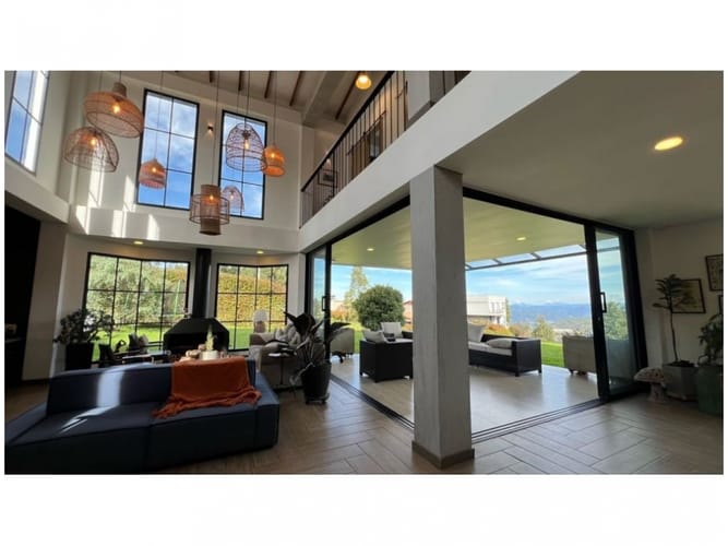 Casa de 4 alcobas en venta en Loma Del Escobero, Envigado, 245 m² · foto 2 de 9