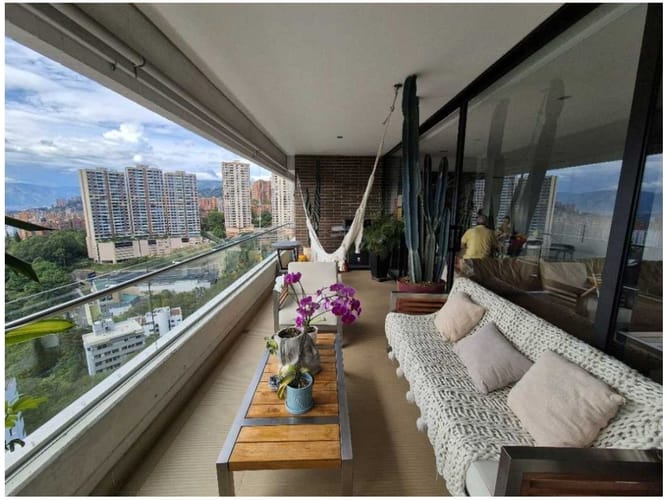 Apartamento en venta en El Poblado, Medellín · foto 2 de 14