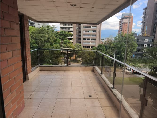 Apartamento de 3 alcobas en venta en El Poblado, Medellín, 200 m² · foto 3 de 24