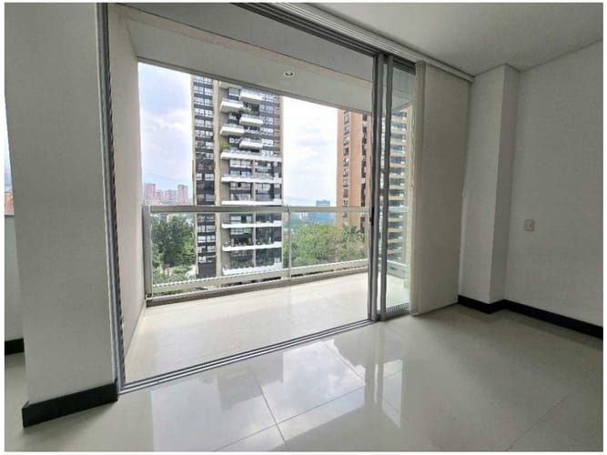 Apartamento de 2 alcobas en venta en El Poblado, Medellín, 94 m² · foto 3 de 15