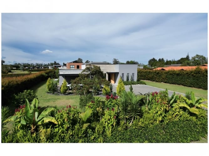 Casa de 3 alcobas en venta en Llano Grande, Rionegro, 1930 m² · foto 2 de 20