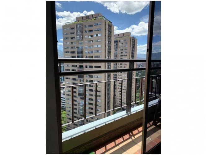 Apartamento en venta en El Poblado, Medellín · foto 2 de 24