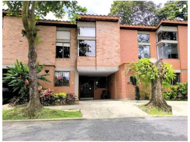 Casa de 3 alcobas en venta en Loma Del Escobero, Envigado, 146 m² · foto 2 de 24