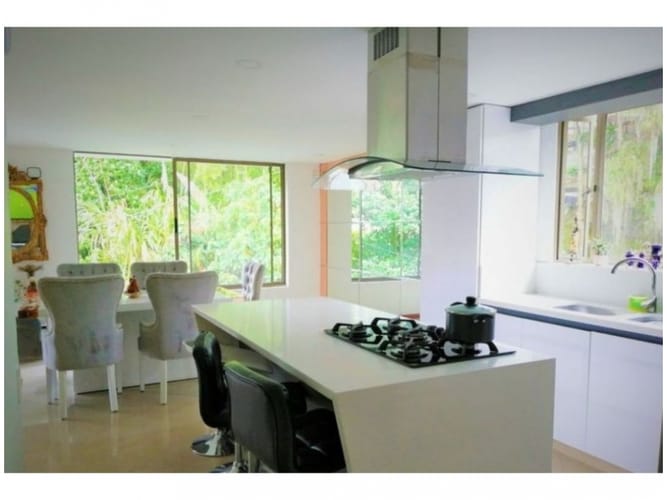 Casa de 4 alcobas en venta en Loma Del Chocho, Envigado, 284 m² · foto 2 de 17