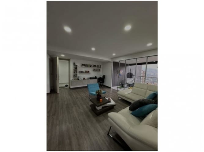 Apartamento en venta en El Poblado, Medellín · foto 2 de 24