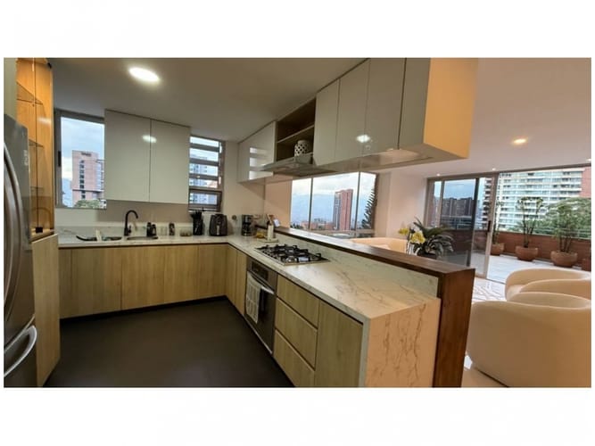 Apartamento en venta en El Poblado, Medellín, 210 m² · foto 22 de 24
