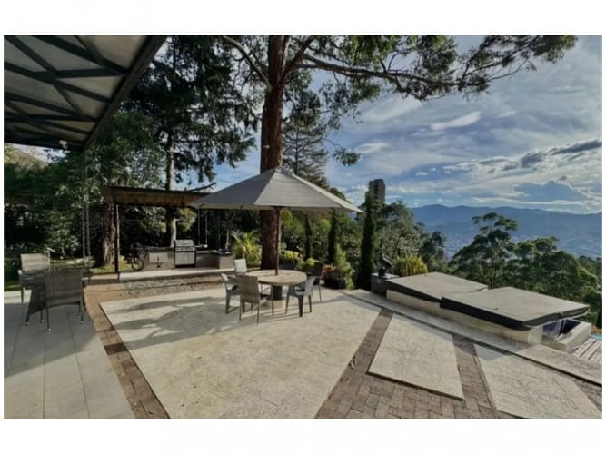 Casa de 3 alcobas en venta en San Lucas, Medellín, 412 m² · foto 2 de 21
