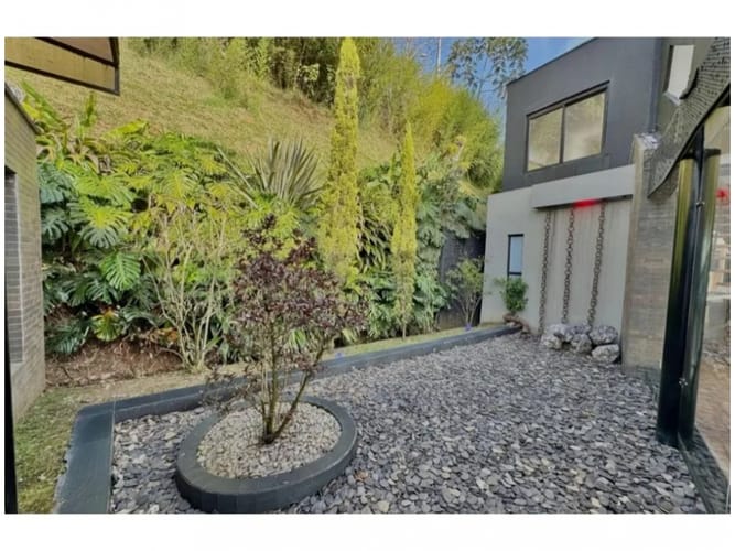 Casa de 3 alcobas en venta en San Lucas, Medellín, 412 m² · foto 3 de 21