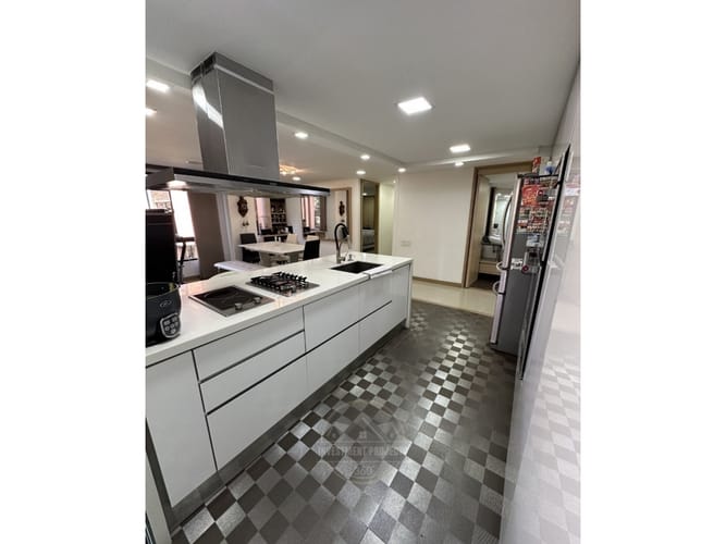 Apartamento de 2 alcobas en venta en El Poblado, Medellín, 112 m² · foto 3 de 6