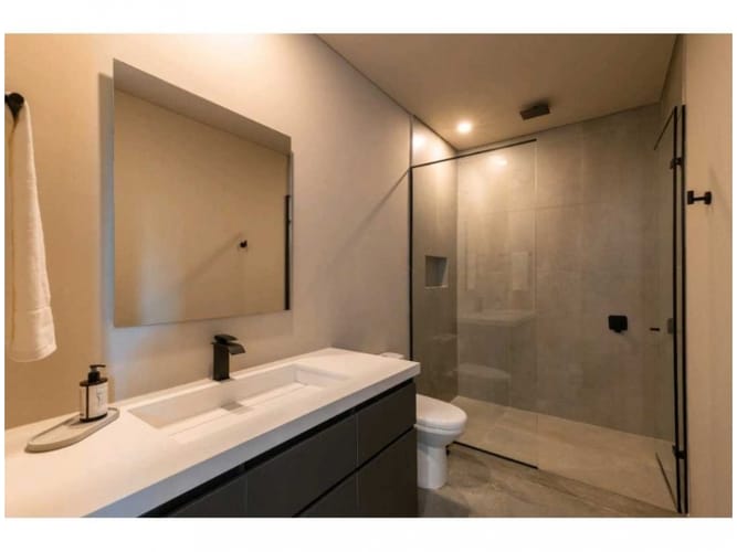Apartamento de 2 alcobas en venta en El Poblado, Medellín, 185 m² · foto 11 de 12