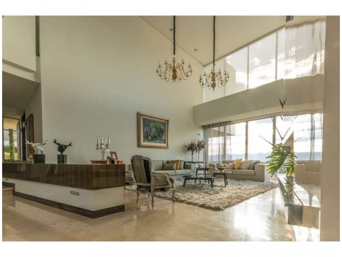 Casa de 4 alcobas en venta en El Poblado, Medellín, 738 m² · foto 2 de 14