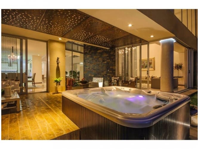Casa de 4 alcobas en venta en El Poblado, Medellín, 738 m² · foto 3 de 14