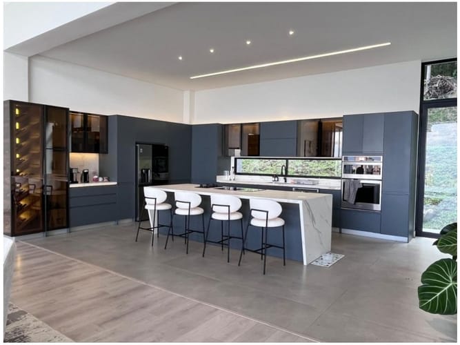 Casa de 5 alcobas en venta en El Poblado, Medellín, 1500 m² · foto 3 de 16