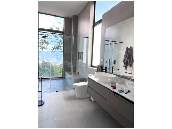 Casa de 5 alcobas en venta en El Poblado, Medellín, 1500 m² · foto 9 de 16