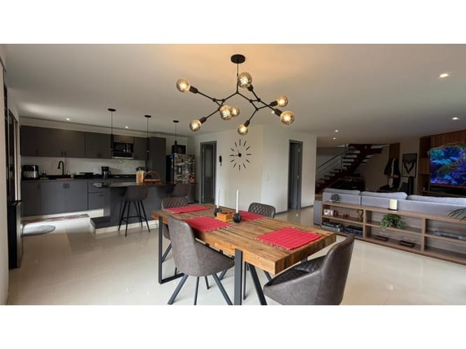 Apartamento de 5 alcobas en venta en Aves Maria, Sabaneta, 236 m² · foto 4 de 24