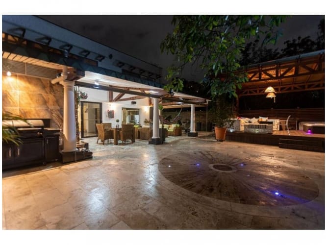 Casa de 5 alcobas en venta en El Poblado, Medellín, 643 m² · foto 15 de 24